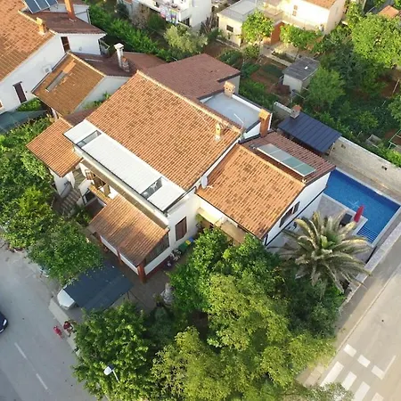בית נופש In With Swimming Pool פולה